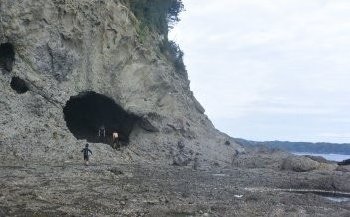 岩場の洞穴